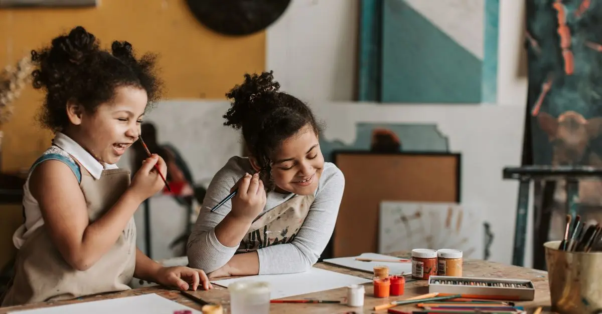 Comment organiser des ateliers créatifs en famille pour tous les âges